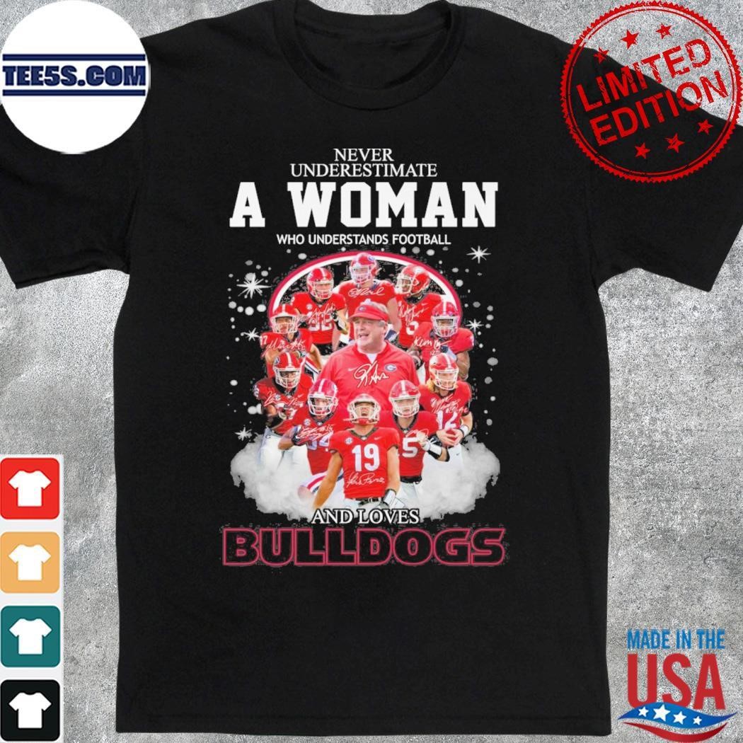 Never underestimate a woman who understands football and loves Bulldogs team player name signature shirt